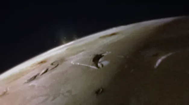 “朱诺”号飞船上的“朱诺相机”捕捉到了木星卫星木卫一地平线上升起的两股火山烟柱。这张照片拍摄于2月3日,距离大约2400英里(3800公里)。 “朱诺”号飞船上的“朱诺相机”捕捉到了木星卫星木卫一地平线上升起的两股火山烟柱。这张照片拍摄于2月3日,距离大约2400英里(3800公里)。