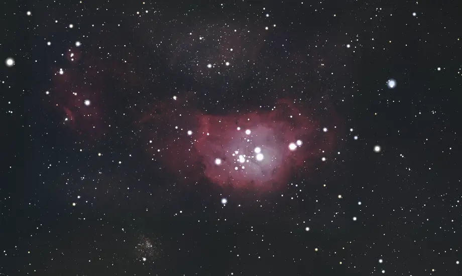礁湖星云(M8,又叫泻湖星云)
