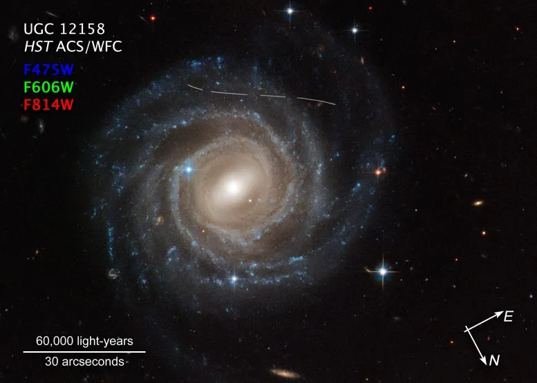 这张哈勃拍摄的棒旋星系UGC 12158影像看起来像有人用白色笔在上面画了一条弯曲的轨迹,而实际上是一颗前景小行星穿过哈勃视野造成,由于该星系进行了多次曝光,因此形成影像中的虚线。因为视差使这颗小行星看起来像一条弯曲的轨迹。这颗未知的小行星位于太阳系小行星带内,因此离哈勃望远镜比背景星系近10兆倍。图片来源:NASA、ESA、Pablo García Martín (UAM) 这张哈勃拍摄的棒旋星系UGC 12158影像看起来像有人用白色笔在上面画了一条弯曲的轨迹,而实际上是一颗前景小行星穿过哈勃视野造成,由于该星系进行了多次曝光,因此形成影像中的虚线。因为视差使这颗小行星看起来像一条弯曲的轨迹。这颗未知的小行星位于太阳系小行星带内,因此离哈勃望远镜比背景星系近10兆倍。图片来源:NASA、ESA、Pablo García Martín (UAM)