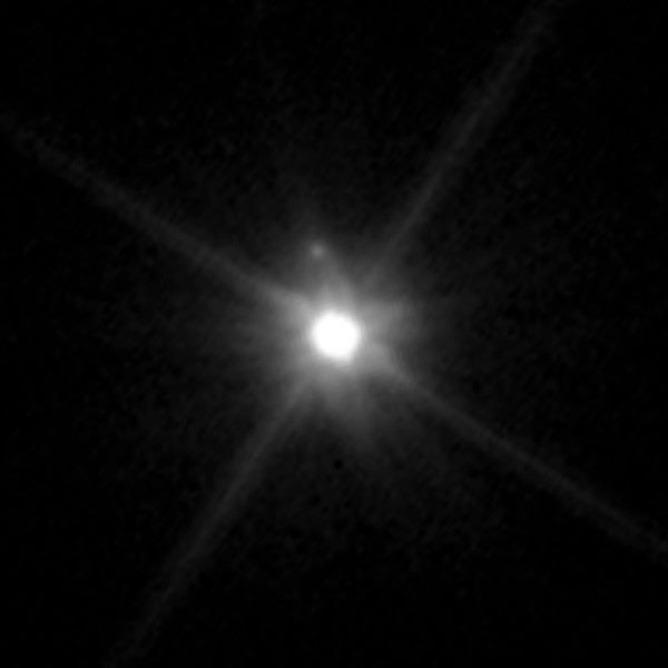 哈勃望远镜拍摄的鸟神星与左上方尚未正式命名的小卫星。图源:NASA, ESA, and A. Parker and M. Buie (Southwest Research Institute)