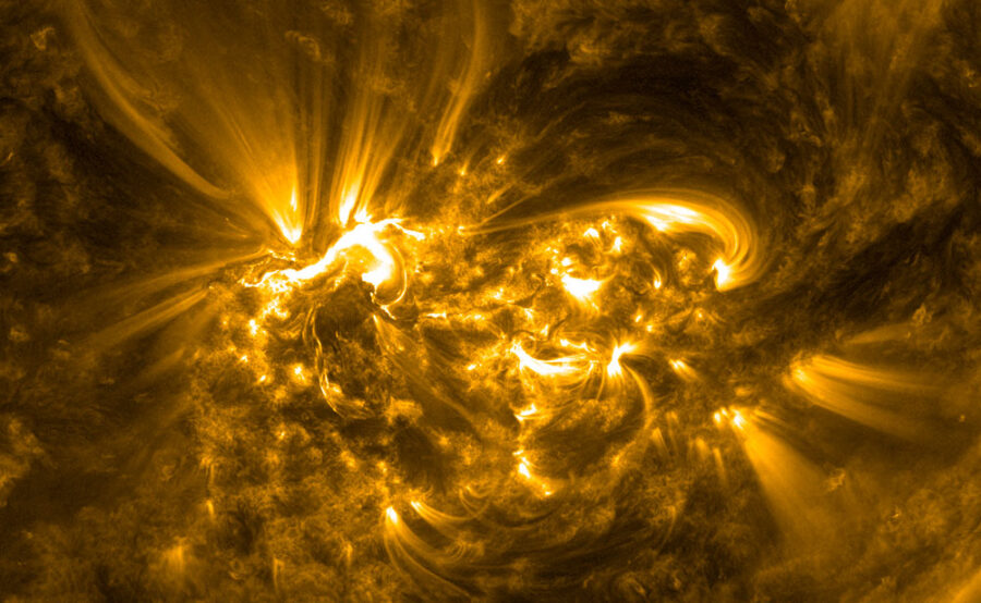 NASA的太阳动力天文台(SDO)在2012年拍摄太阳发出的强大闪焰。毫微闪焰的能量只有一般闪焰的十亿分之一,目前无法单独检测到。(NASA/SDO/AIA)