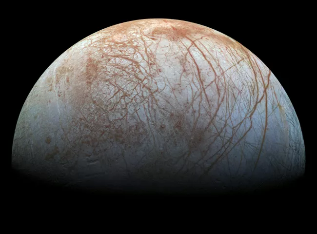 由美国宇航局伽利略号宇宙飞船在这里看到的木星卫星欧罗巴,在其冰冷的外壳下隐藏着一个巨大的海洋。图片:NASA/JPL-加州理工学院/SETI研究所