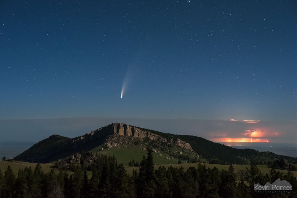 大角山脉背后的彗星与闪电影像。