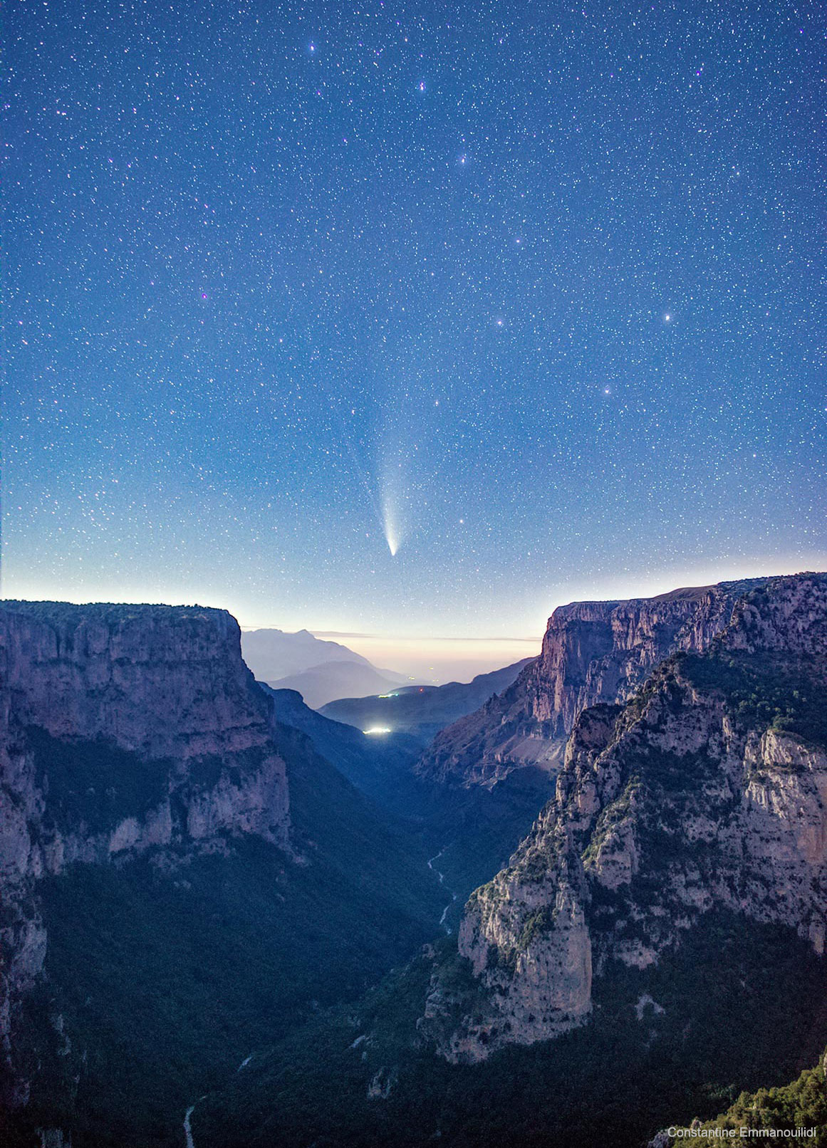 Vikos峡谷上空的新智彗星。