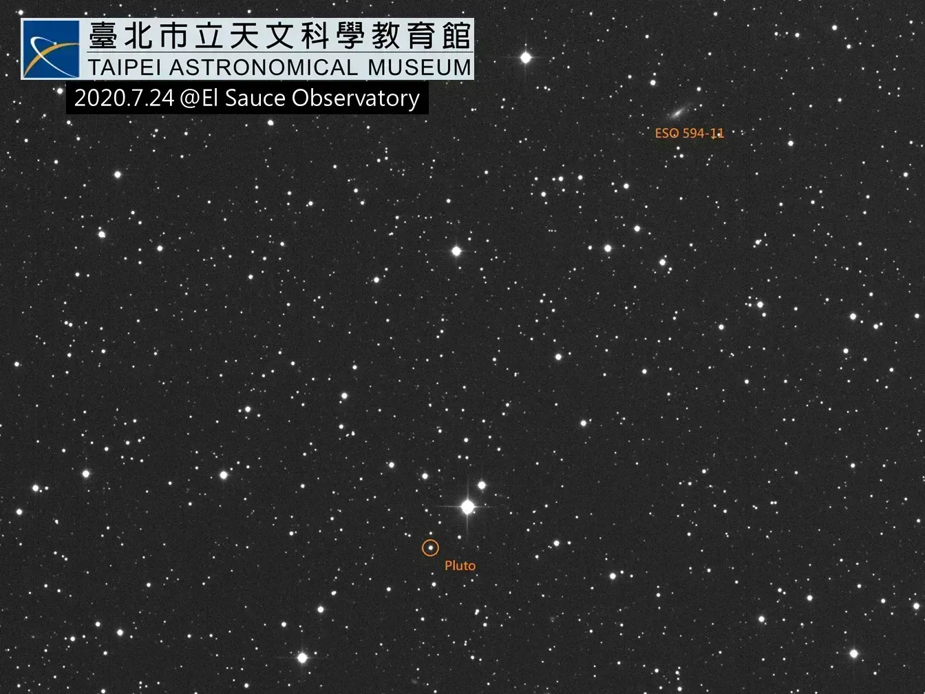 台北天文馆使用智利远端天文台El Sauce Observatory所拍摄之冥王星与星系ESO 594-11。
