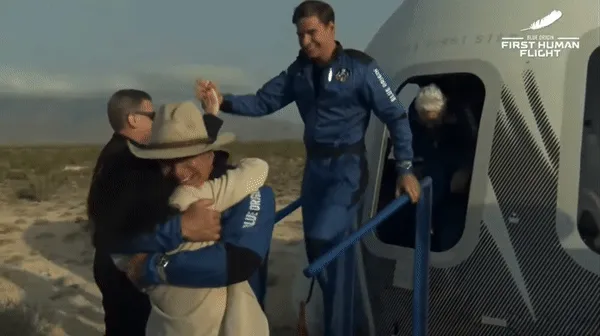 四名船员在体验完短暂的太空之旅后安全回到地球(©blue origin)