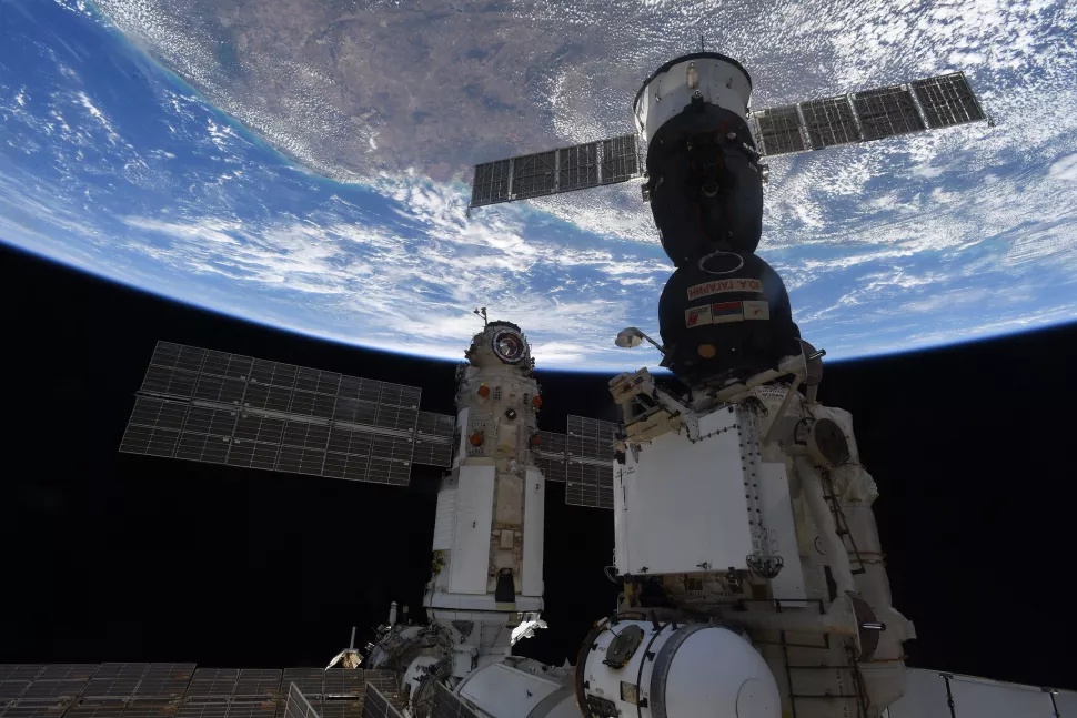 Nauka模组(左)和联盟号太空舱,拍摄于2021年7月29日。(图片来源:Thomas Pesquet/ESA/NASA)