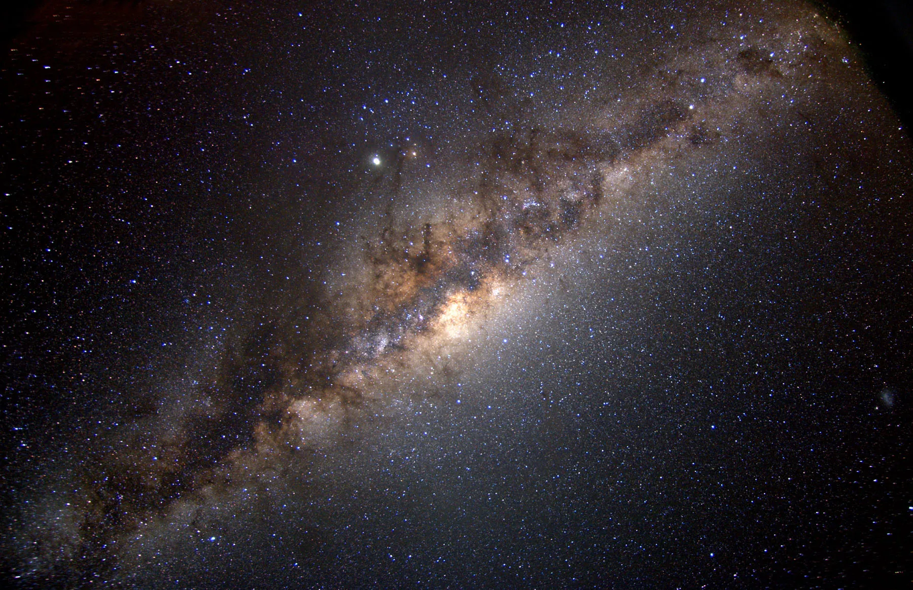 在银河系中,大多数的恒星(约75%)是M型恒星,即体积小、温度低、寿命长的红矮星,而我们的太阳是一颗G型「黄矮星」,这一类恒星只占了银河系中的7%。