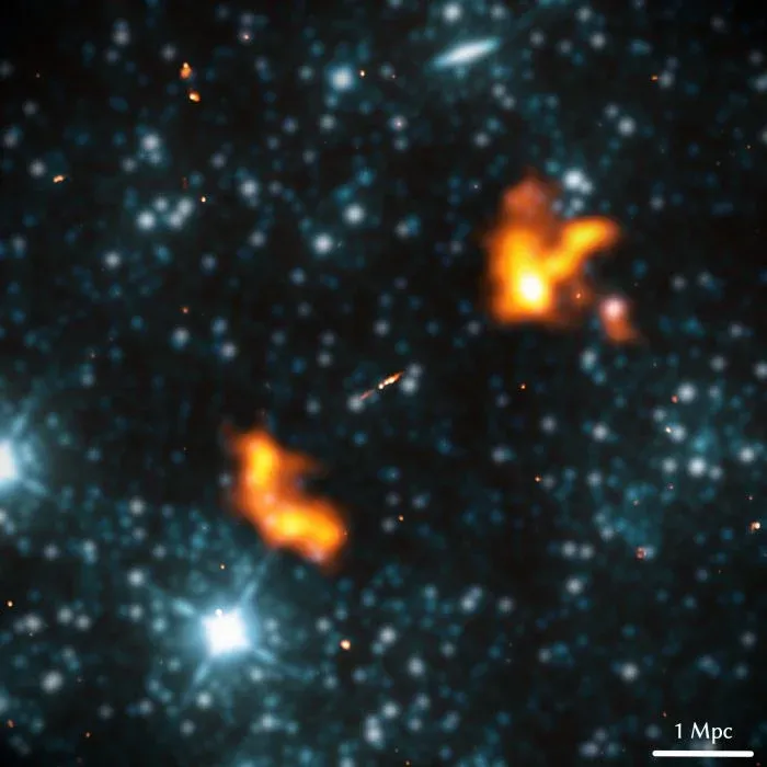 上图为Alcyoneus星系,左下及右上两片橘色的是电波瓣,上下长达1,630万光年。