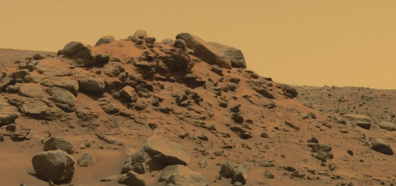 2005年勇气号(台湾名:精神号)的全景相机(Pancam)拍摄到古瑟夫陨石坑(Gusev crater)中富含橄榄石的岩层露头。图片来源:NASA/JPL/Cornell/ASU