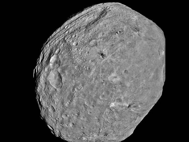 NASA曙光号于5,100公里的距离拍摄到灶神星的影像。图片来源:NASA/JPL-Caltech/UCLA/MPS/DLR/IDA