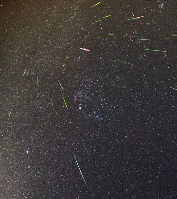 2011年猎户座流星雨,将不同影像中的流星合成至单张影像,以显现猎户座流星雨的辐射点。