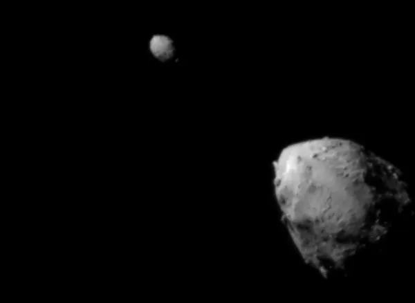 本次任务的目标,右下为Didymos,左上为伴星Dimorphos。(图片来源:NASA/JHUAPL)