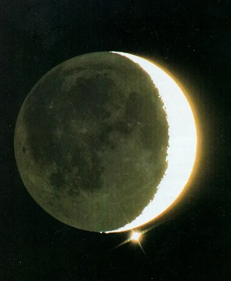 日本著名摄影家藤井旭于1989年12月2日拍摄的月掩金星。