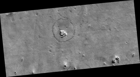 火星上熊脸陨石坑的区域。图片来源:NASA/JPL-Caltech/UArizona.