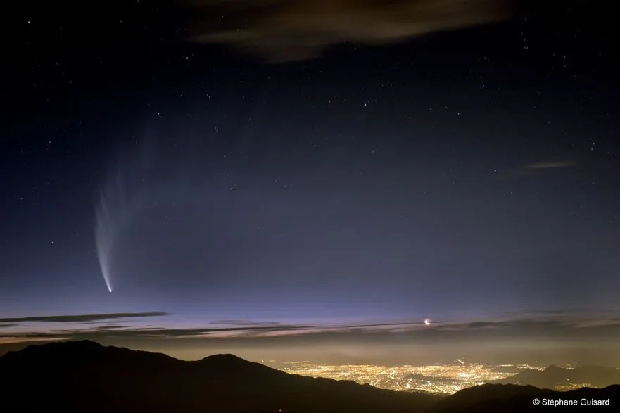 2007年初南半球可见的C/2006 P1 (McNaught)彗星亮度达负6等,在城市灯光中仍清晰可见,是近50年来最明亮的彗星。