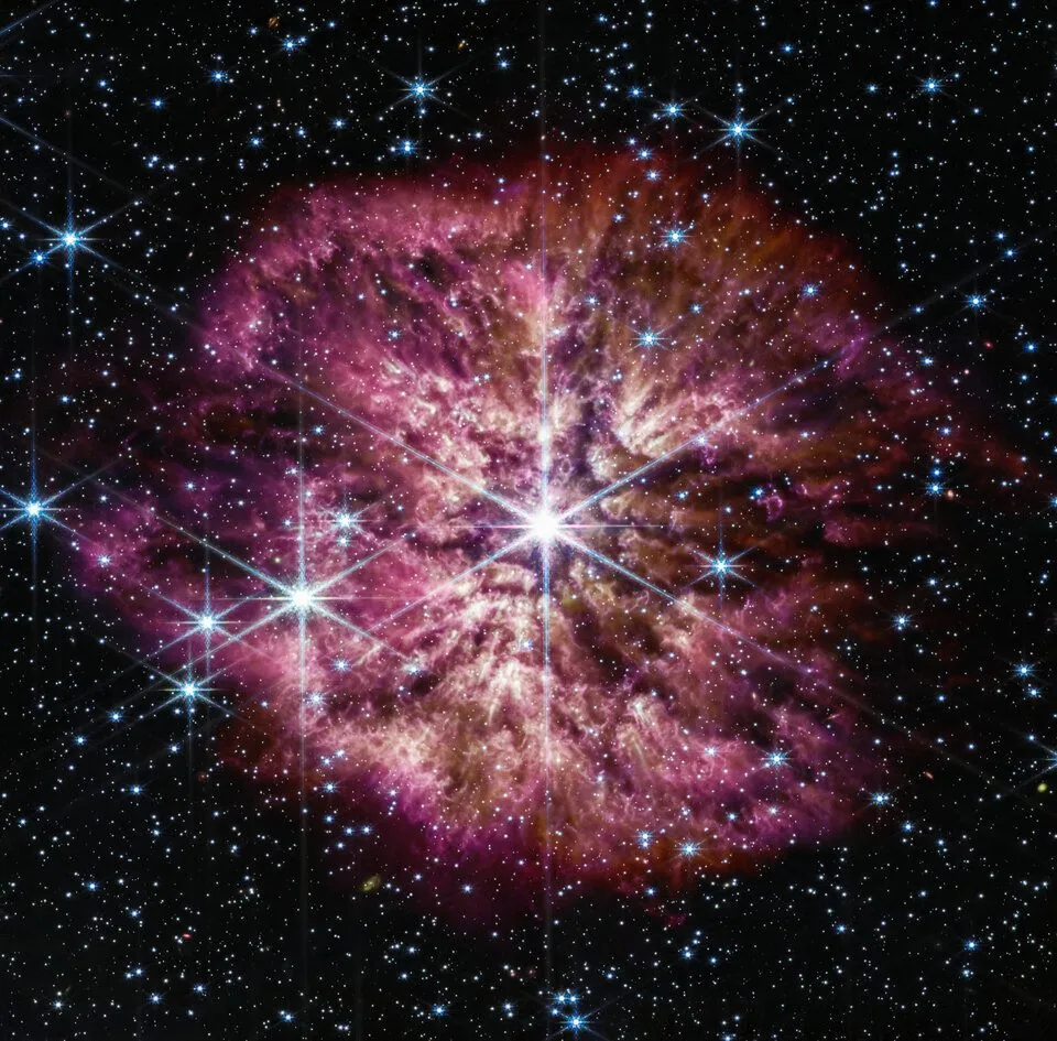 位于中间发出明亮光芒的恒星即为Wolf-Rayet 124(NIRCam和MIRI合成图像)。