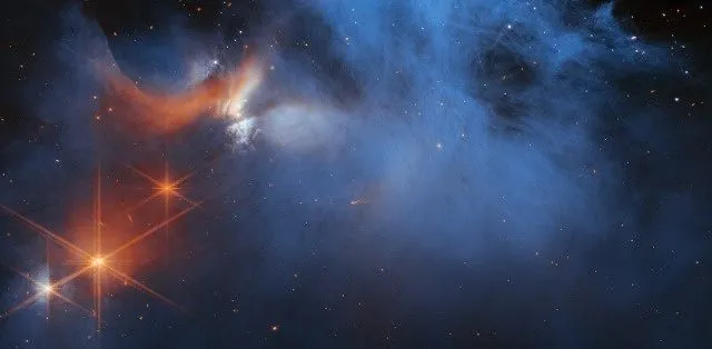 韦伯太空望远镜 (JWST) 获得的原恒星(左上角的橙色区域;与本研究中的原恒星不同)假色图像。JWST使用红外仪器研究原恒星如何形成冰(蓝色)的化学成分。图片来源:NASA、ESA、CSA