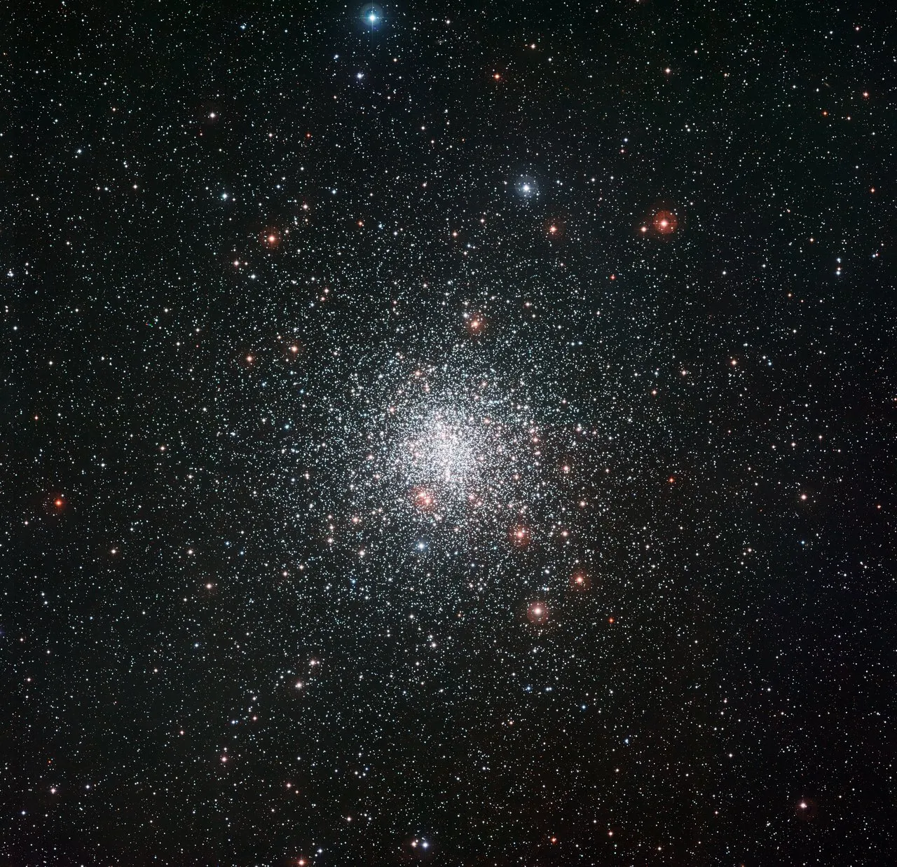 位于天蝎座的M4球状星团,是距离我们最近的球状星团之一。This image from the Wide Field Imager attached to the MPG/ESO 2.2-metre telescope at ESO’s La Silla Observatory shows the spectacular globular star cluster Messier 4. This great ball of ancient stars is one of the closest of such stellar systems to the Earth and appears in the constellation of Scorpius (The Scorpion) close to the bright red star Antares.