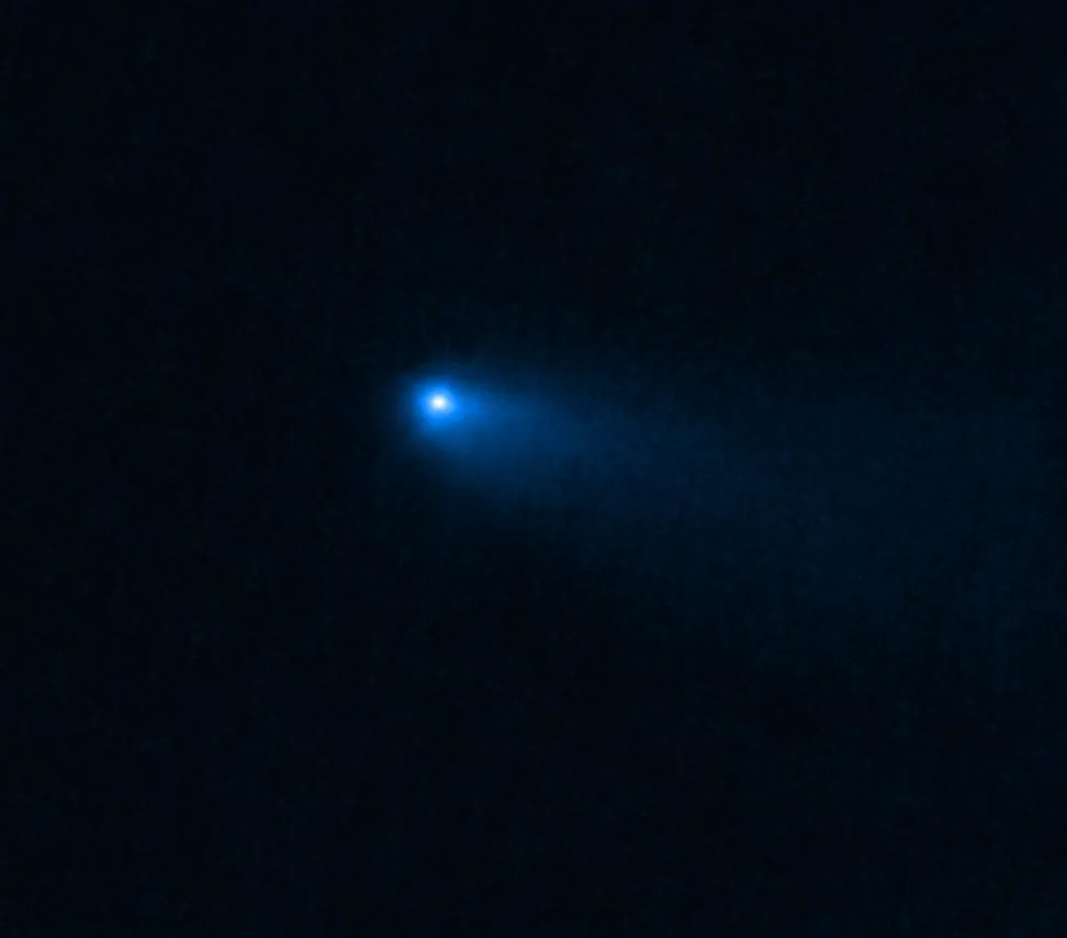 238P/Read彗星显示彗发及彗尾,2022年9月8日韦伯太空望远镜近红外相机拍摄。This image of Comet 238P/Read was captured by the NIRCam (Near-Infrared Camera) instrument on NASA’s James Webb Space Telescope on September 8, 2022. It displays the hazy halo, called the coma, and tail that are characteristic of comets, as opposed to asteroids. The dusty coma and tail result from the vaporization of ices as the Sun warms the main body of the comet. Credits: NASA, ESA, CSA, M. Kelley (University of Maryland). Image processing: H. Hsieh (Planetary Science Institute), A. Pagan (STScI)