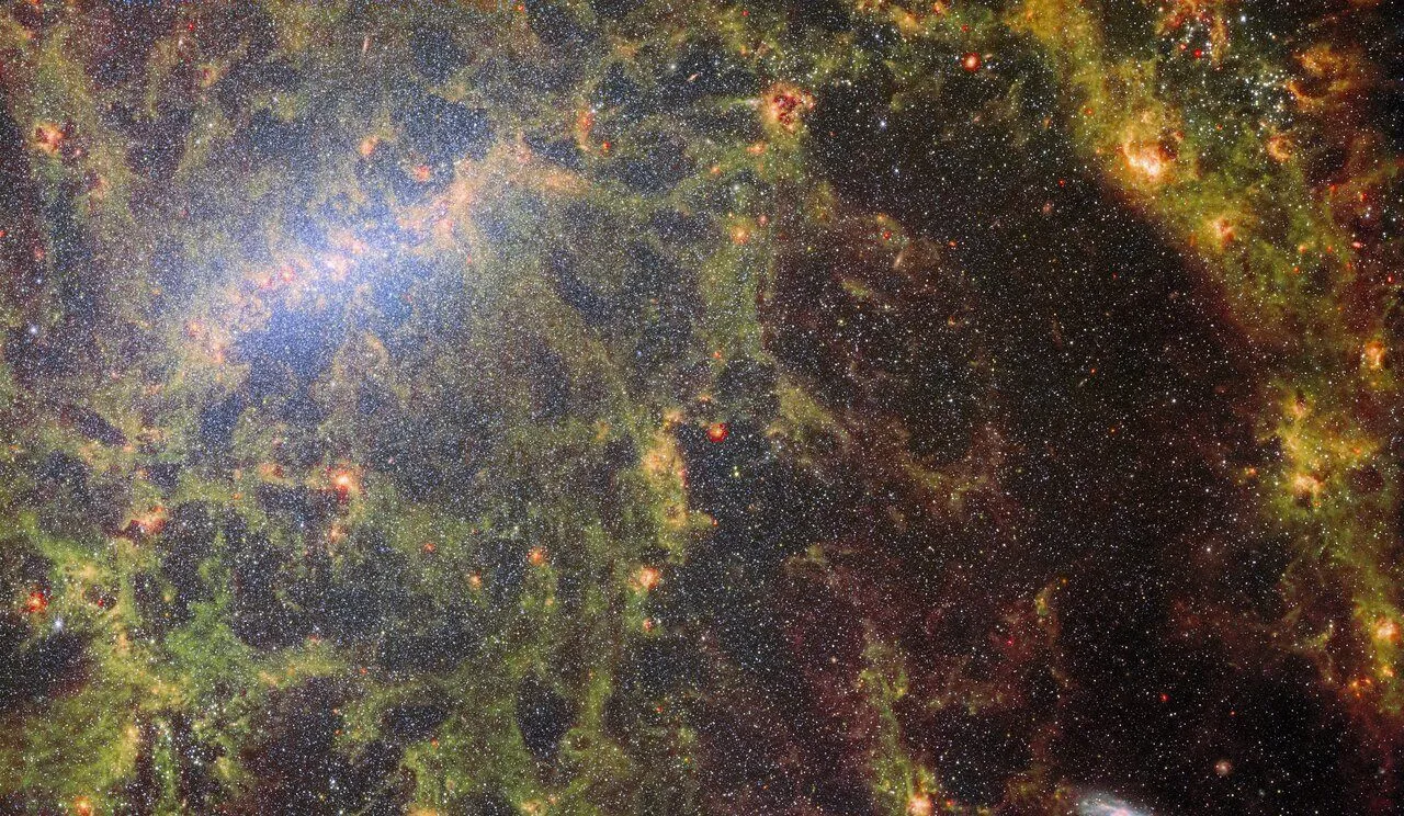 NGC 5068由韦伯MIRI和NIRCam所拍摄的合成图。This image of NGC 5068 is a composite from two of Webb’s instruments, MIRI and NIRCam. Image credit: NASA / ESA / CSA / Webb / J. Lee / PHANGS-JWST Team.